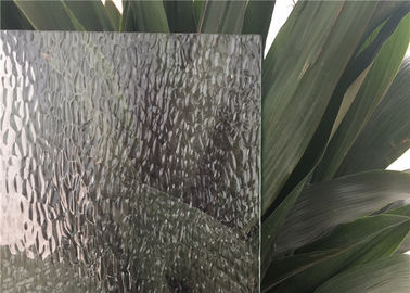 La courbe/a à plat donné aux feuilles une consistance rugueuse en verre, obscurcissent le verre modelé givré